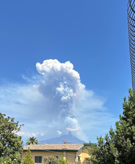 Eruzione dell'Etna vista da San Giovanni La Punta (Catania), 2 giugno 2025. (Ansa / Domenico Maugeri)