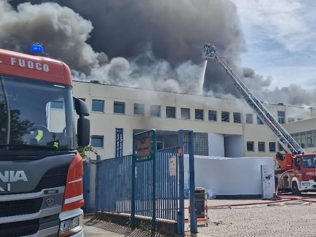 Viterbo, incendio all’Università della Tuscia: le immagini