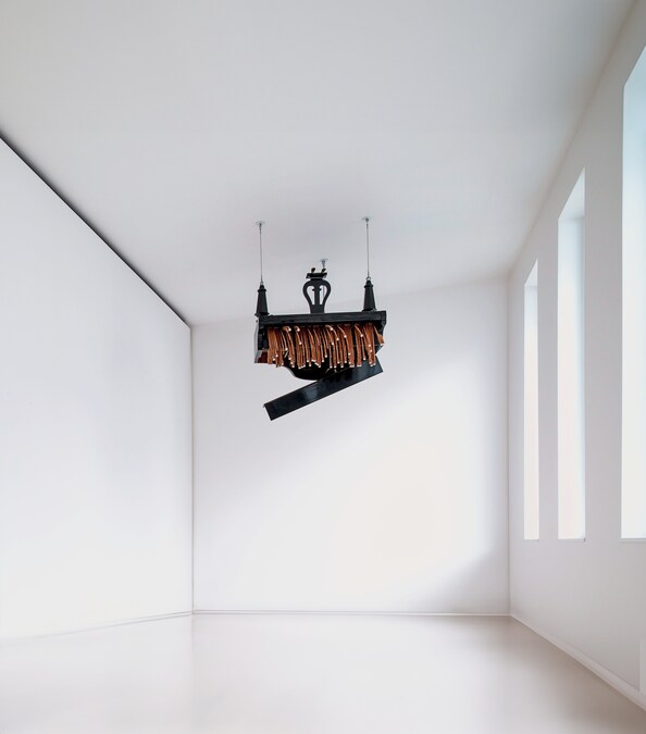 Rebecca Horn - Concert for Anarchy (Concerto per l’anarchia), 2006 pianoforte a coda, montanti idraulici e compressore / concert grand piano, hydraulic rams, and compressor 166 × 178 × 137 cm, 300 kg Courtesy Moontower Foundation, Bad König, Germany Foto / Photo Gunter Lepkowski (Rebecca Horn, by SIAE 2025)