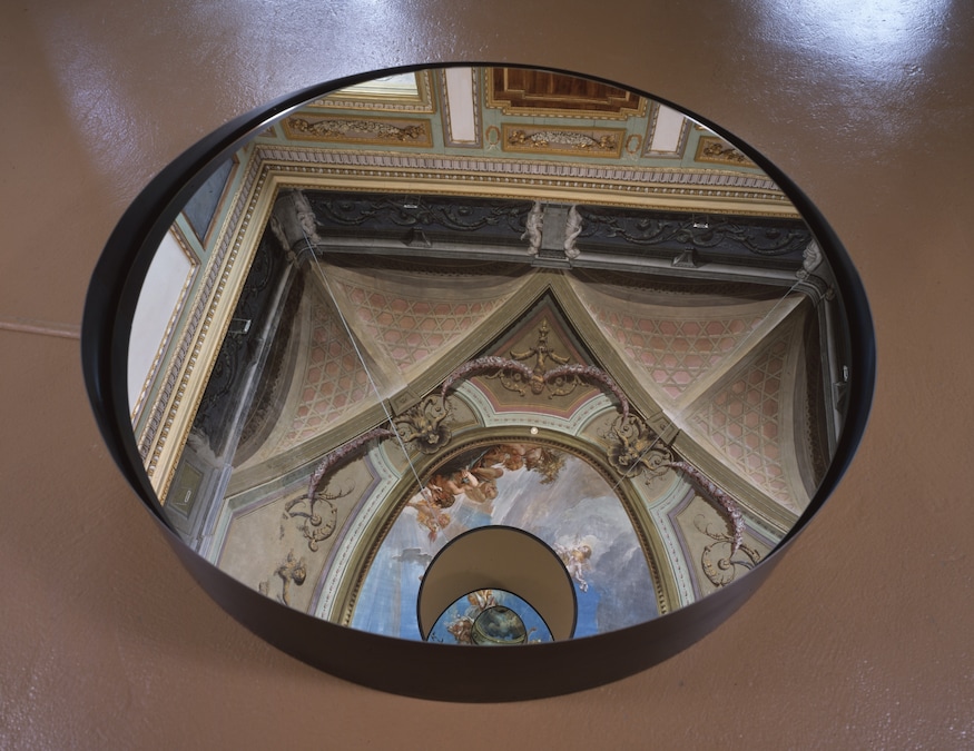 Miroir du Lac (Specchio del lago – Mirror of the Lake), 2004 ferro, specchi, lampada, proiettore, diapositiva, motore / iron, mirrors, lamp, slide projector, slide, motor specchi / mirrors, Ø 184, Ø 125 cm Courtesy Castello di Rivoli Museo d’Arte Contemporanea, Rivoli-Torino Foto / Photo Paolo Pellion di Persano (Rebecca Horn, by SIAE 2025)