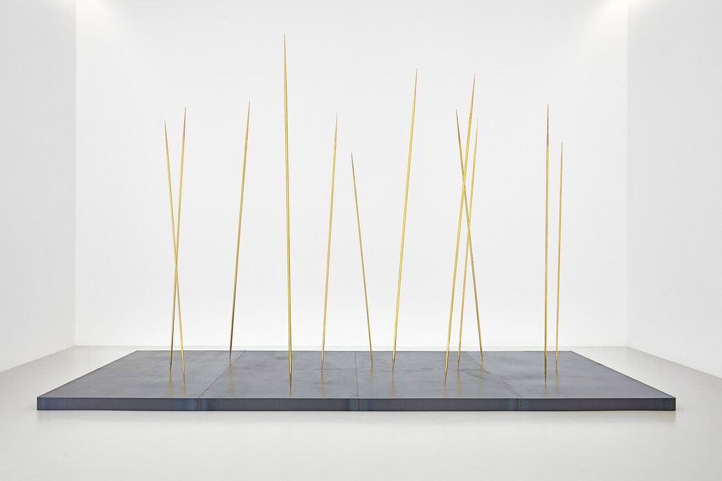 Hauchkörper (Corpo che respira – Breathing Body), 2017 12 aste di ottone, acciaio e motori / 12 brass rods, steel, and motors 362 × 600 × 300 cm, 850 kg Courtesy Moontower Foundation, Bad König, Germany Deposito permanente / On permanent loan to the Museum Wiesbaden, Germany Foto / Photo Gunter Lepkowski © (Rebecca Horn, by SIAE 2025)