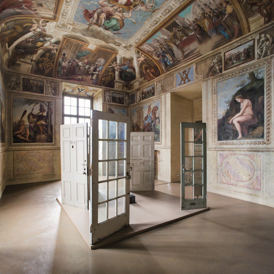 Cutting Through the Past (Tagliando attraverso il passato), 1992-93 5 porte, asta in metallo, motore / 5 doors, metal shaft, motor 220 x 307 x 306 cm Castello di Rivoli Museo d’Arte Contemporanea, Rivoli-Torino Donazione / Gift Fondazione Marco Rivetti Foto / (Photo Renato Ghiazza - Rebecca Horn, by SIAE 2025)