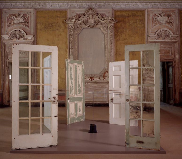 Cutting Through the Past (Tagliando attraverso il passato), 1992 – 1993 5 porte, asta in metallo, motore / 5 doors, metal shaft, motor 220 x 307 x 306 cm Courtesy Castello di Rivoli Museo d’Arte Contemporanea, Rivoli-Torino Donazione / Gift Fondazione Marco Rivetti (Foto / Photo Paolo Pellion di Persano - Rebecca Horn, by SIAE 2025)