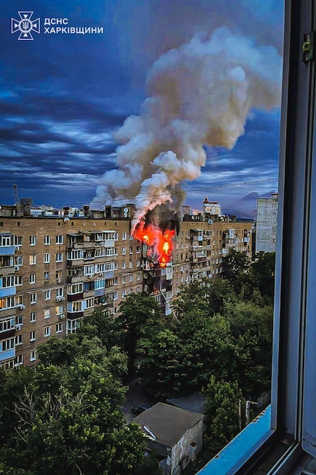 Una foto pubblicata dall’ufficio stampa del Servizio di Emergenza Statale (SES) dell’Ucraina mostra il fumo che fuoriesce da un incendio in un edificio dopo un attacco aereo a Kharkiv, nell’Ucraina nordorientale (EPA)