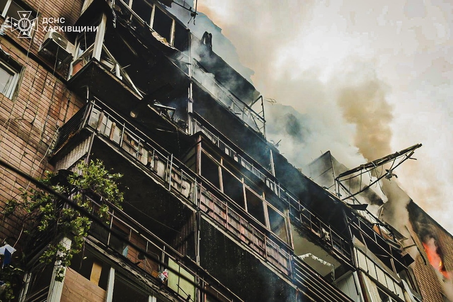 Una foto pubblicata dall’ufficio stampa del Servizio di Emergenza Statale (SES) dell’Ucraina mostra il fumo che fuoriesce da un edificio dopo un attacco aereo a Kharkiv, nell’Ucraina nordorientale (EPA)