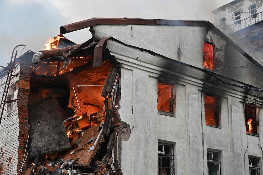 Un incendio in una struttura civile in seguito ai potenti attacchi russi sulla città ucraina di Kharkiv (AFP)