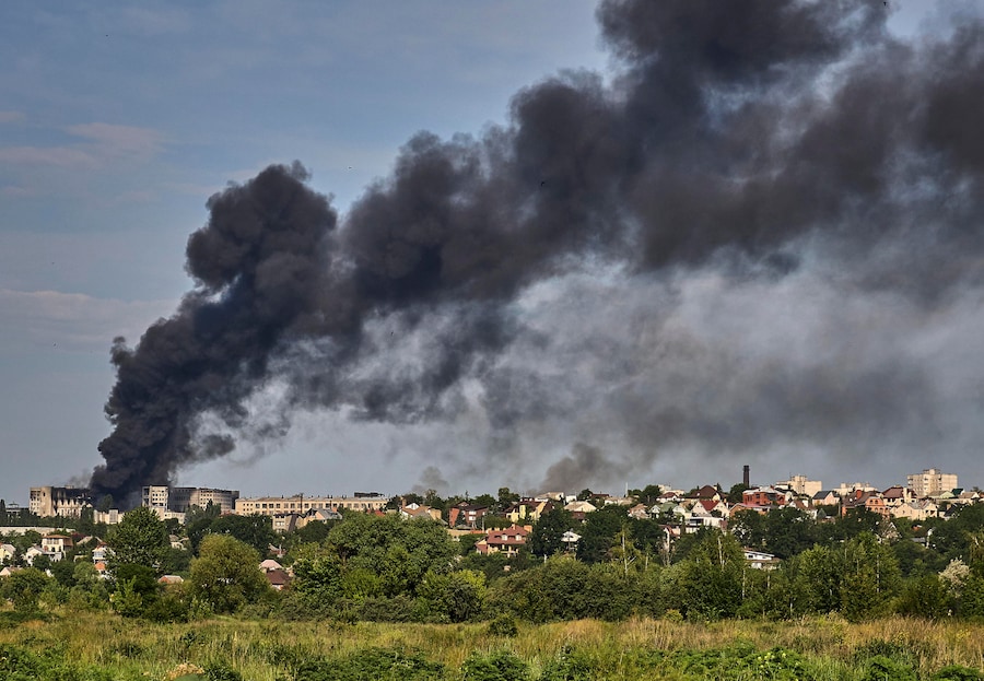 Il fumo si alza dopo gli attacchi dei droni a Kharkiv, nell’Ucraina nordorientale (EPA)