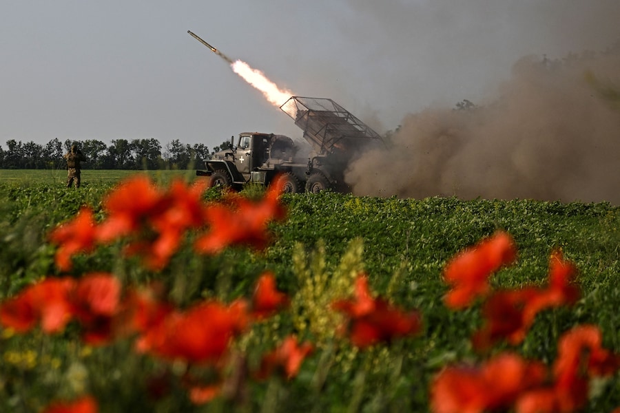 I militari della 31a Brigata Meccanizzata Separata delle Forze Armate Ucraine sparano con un lanciarazzi multiplo BM-21 Grad verso le truppe russe in prima linea nella regione di Zaporizhia (REUTERS)