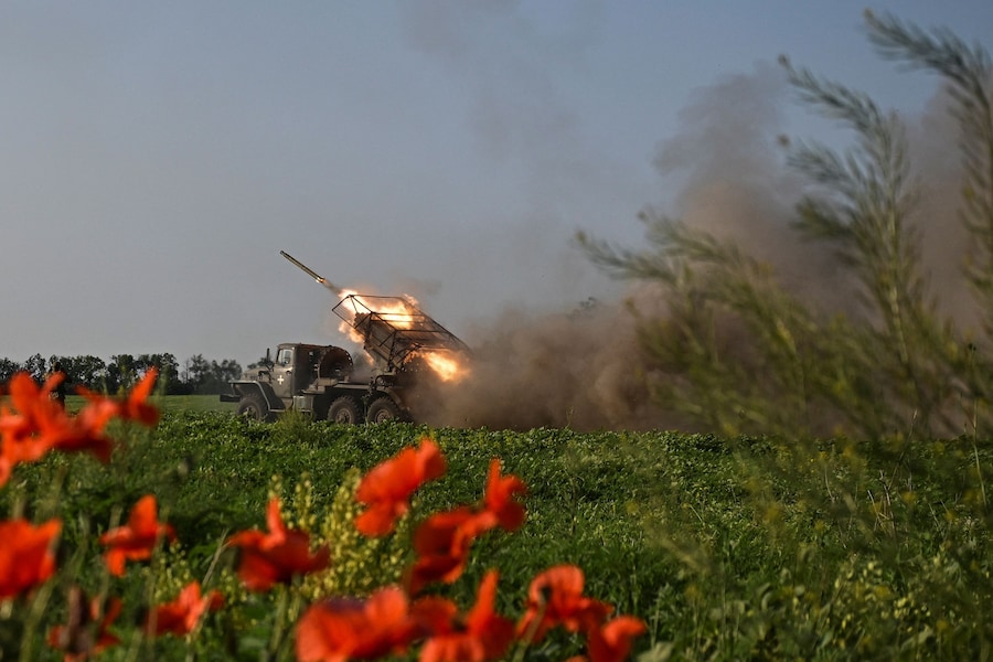I militari della 31a Brigata Meccanizzata Separata delle Forze Armate Ucraine sparano con un lanciarazzi multiplo BM-21 Grad verso le truppe russe in prima linea nella regione di Zaporizhia (REUTERS)