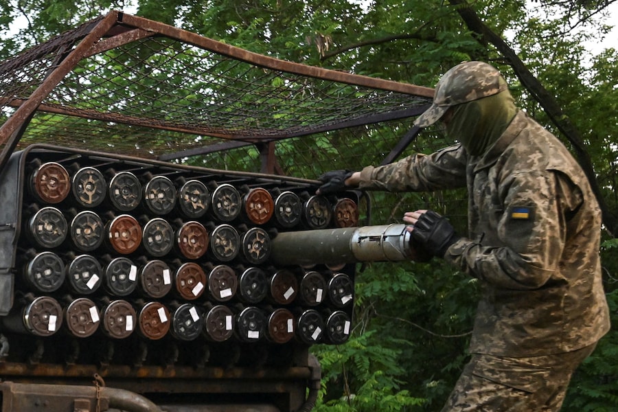 Un militare della 31a Brigata Meccanizzata Separata delle Forze Armate Ucraine carica un razzo in un lanciatore multiplo BM-21 Grad prima di sparare verso le truppe russe in prima linea nella regione di Zaporizhia (REUTERS)