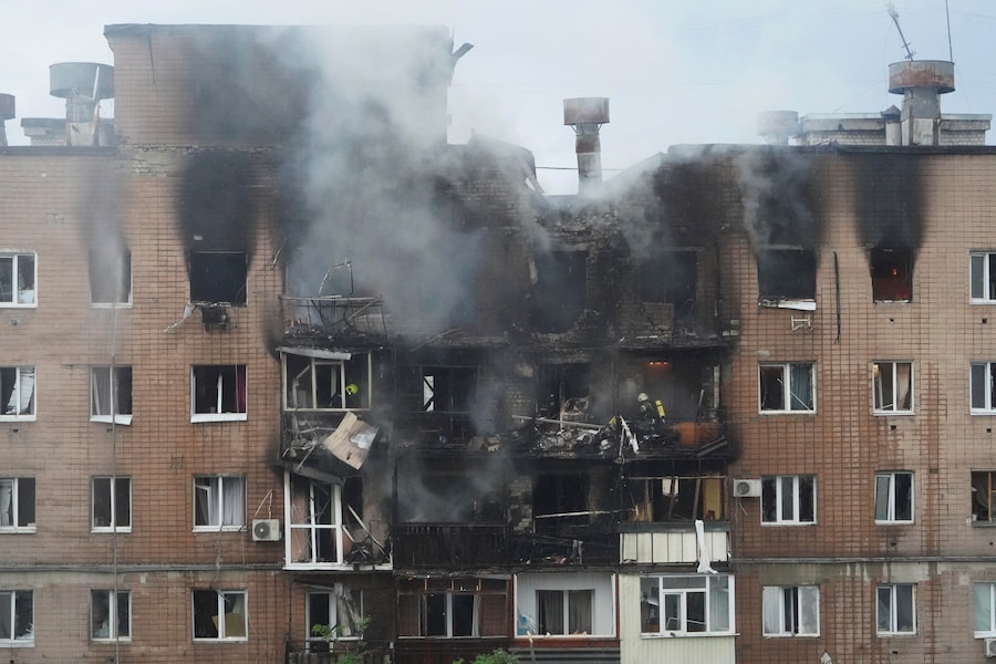 Un edificio residenziale a Kharkiv, Ucraina, colpino da un attacco russo (APN)
