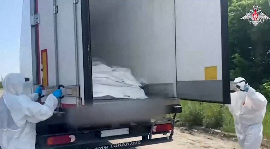 Immagine tratta da un filmato distribuito dal Ministero della Difesa russo il 7 giugno 2025, si vede un dipendente aprire un camion che fa parte di un convoglio contenente 1212 corpi di militari ucraini uccisi, pronti per essere rimpatriati, mentre arriva nell’area di scambio al confine con l’Ucraina in Bielorussia (AFP)