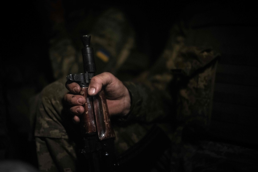 La mano di un soldato della 33ª Brigata Meccanizzata Separata ucraina che impugna il suo fucile d’assalto in un veicolo blindato, durante un’esercitazione di estrazione in una località sconosciuta nell’Ucraina orientale (AFP)