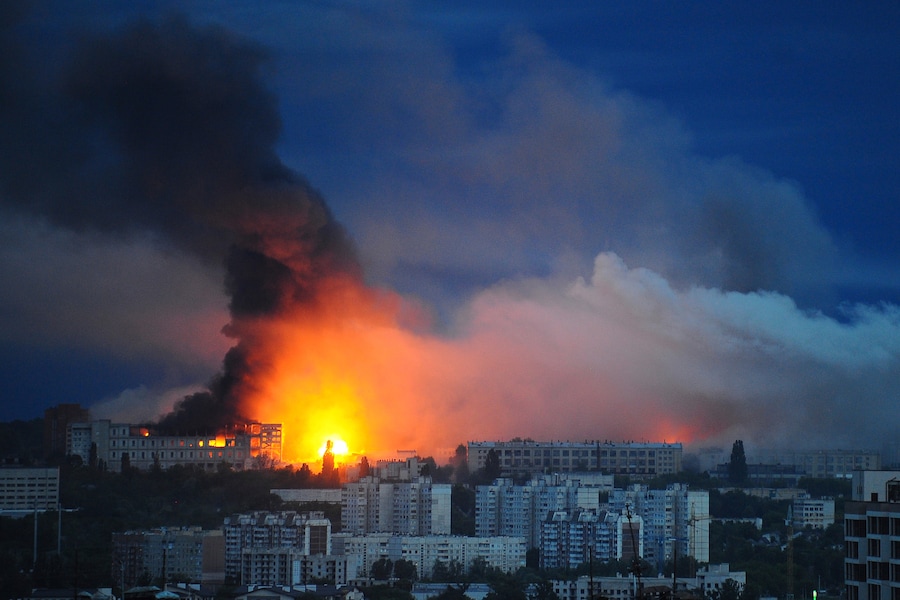 Fuoco e fumo si alzano dal luogo in cui un missile russo ha colpito un’area residenziale a Kharkiv, Ucraina (APS)