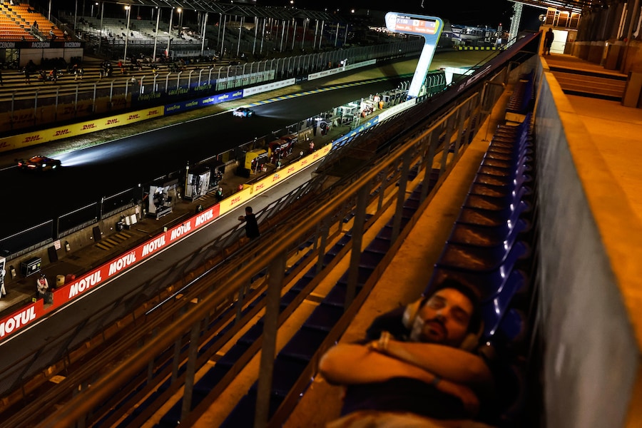 A fan sleeps in the stands during the 24-hour Le Mans endurance race, Sunday, June 15, 2025 in Le Mans, western France. (AP Photo/Jeremias Gonzalez) Associated Press/LaPresse (APS)