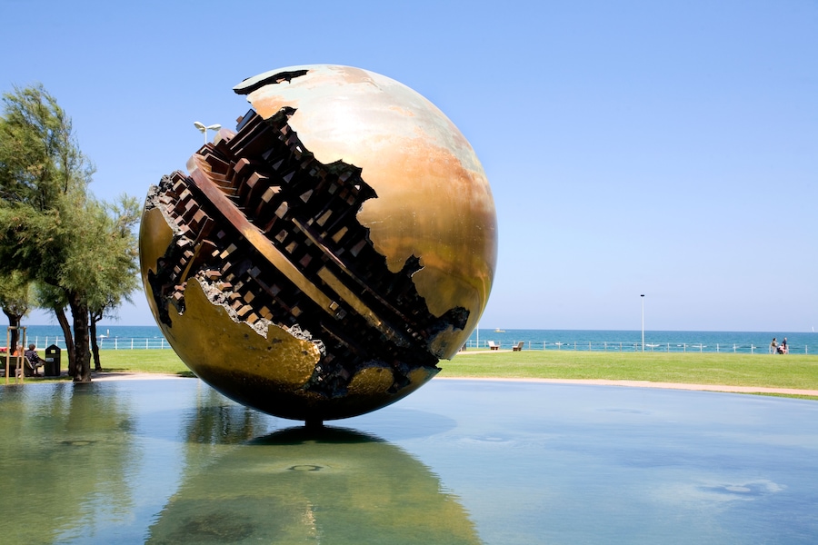 Una scultura che rappresenta Il mondo di Arnaldo Pomodoro in una fontana al Piazzale della Libertà nella città di Pesaro, Marche (Alamy Stock Photo)