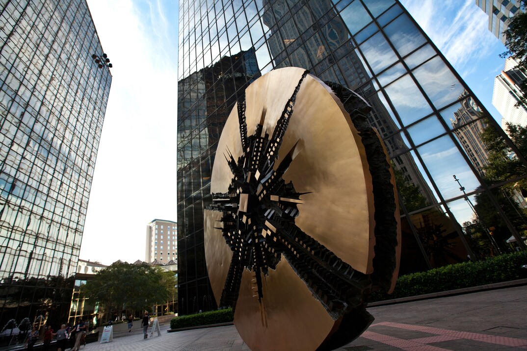 il Grande Disco di Arnaldo Pomodoro presso la Bank of America Plaza Charlotte, NC. (Alamy Stock Photo)