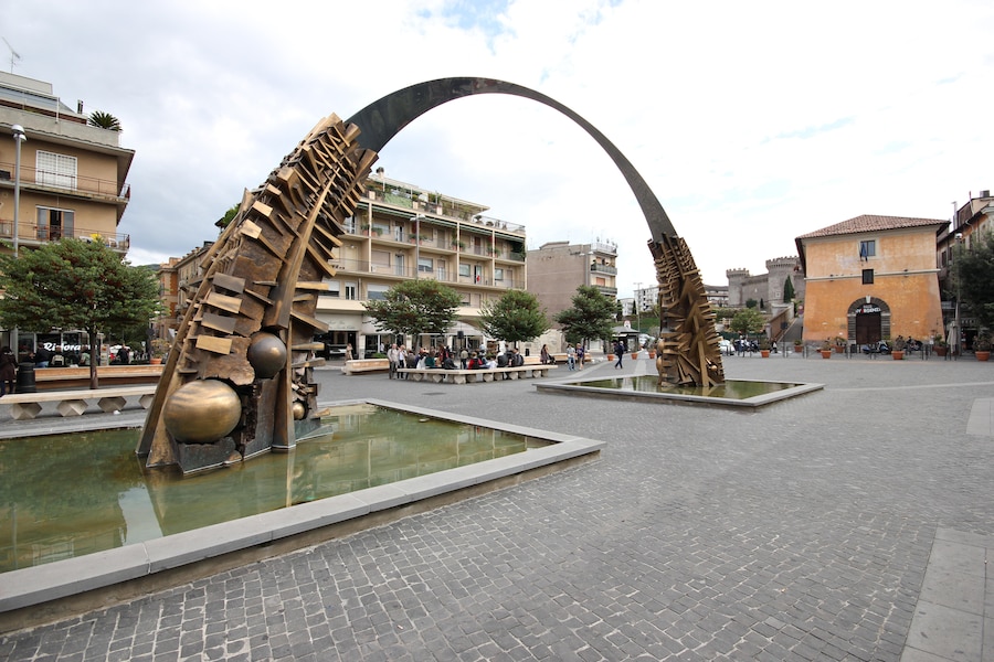 Scultura Arnaldo Pomodoro a Tivoli (Alamy Stock Photo)