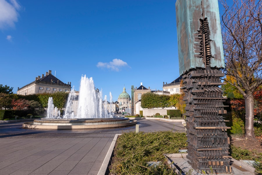Fontana nel Giardino Amalie con dettaglio della colonna dello scultore italiano Arnaldo Pomodoro ad Amaliehaven a Copenaghen, Danimarca (Alamy Stock Photo)