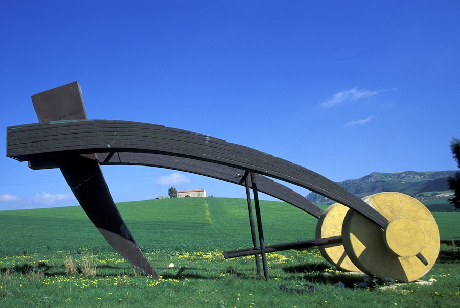 Scultura Aratro, Arnaldo Pomodoro opera d’arte Gibellina Sicilia Italia (Alamy Stock Photo)