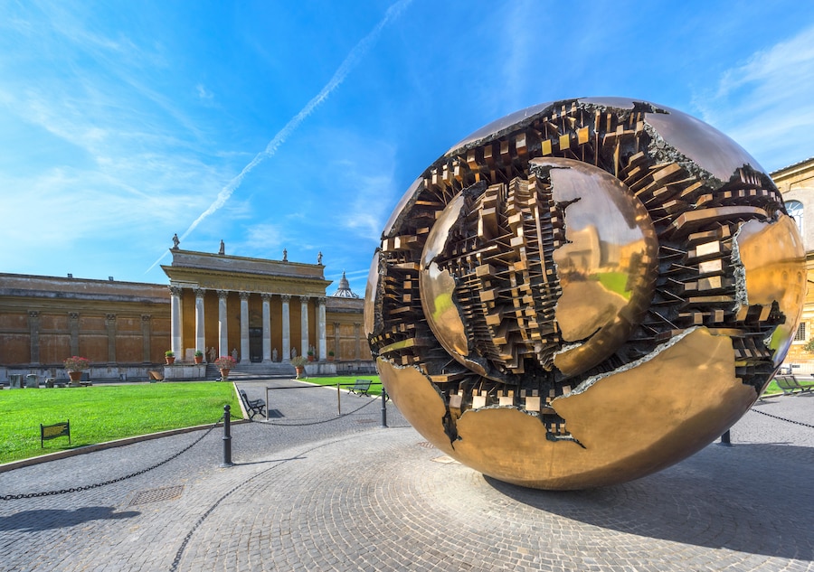 Sfera di Arnaldo Pomodoro , nel cortile dei Musei Vaticani (Alamy Stock Photo)