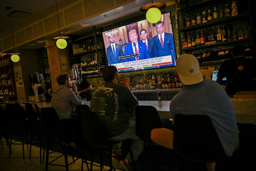 I clienti di un bar ascoltano il discorso alla nazione del presidente degli Stati Uniti Donald Trump in seguito agli attacchi statunitensi contro gli impianti nucleari iraniani. Chicago, Illinois. (REUTERS)