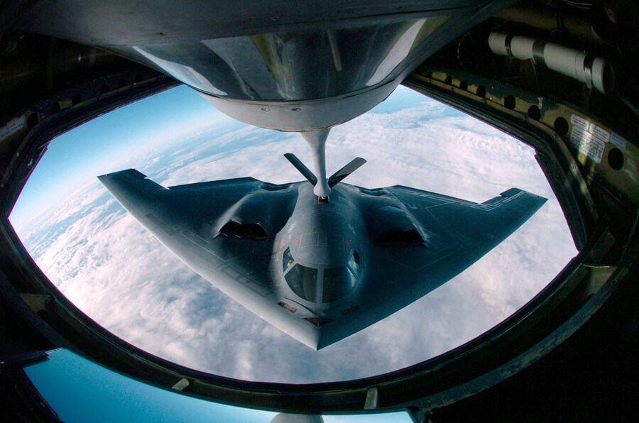 Un bombardiere multiruolo B-2 Spirit che effettua operazioni di rifornimento in volo con un KC-135 Stratotanker sull’Oceano Pacifico (AFP)