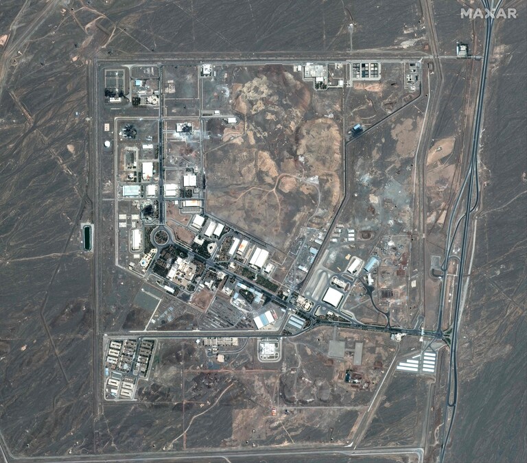 Gli impianti nucleari di Natanz (Shahid Ahmadi Roshan Nuclear Facilities), vicino ad Ahmadabad, Iran, dopo i raid aerei del 15 giugno 2025. “Abbiamo completato il nostro attacco di grande successo contro i tre siti nucleari in Iran, tra cui Fordo, Natanz ed Esfahan”, ha dichiarato Trump in un post sulla sua piattaforma Truth Social. (AFP)