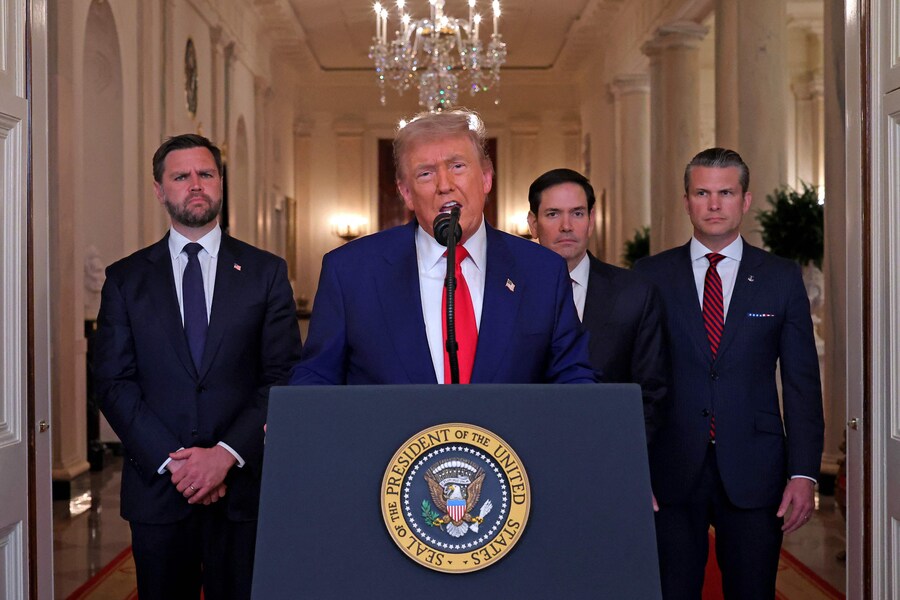 Il Presidente degli Stati Uniti Donald Trump si rivolge alla nazione, insieme al Vicepresidente J.D. Vance (a sinistra), al Segretario di Stato americano Marco Rubio (secondo a destra) e al Segretario alla Difesa americano Pete Hegseth (a destra), dalla Casa Bianca a Washington, DC, il 21 giugno 2025, in seguito all’annuncio del bombardamento di siti nucleari in Iran da parte degli Stati Uniti. Il Presidente Donald Trump ha dichiarato che il 21 giugno 2025 l’esercito americano ha condotto un “attacco di grande successo” contro tre siti nucleari iraniani, tra cui l’impianto sotterraneo di arricchimento dell’uranio di Fordo. “Abbiamo completato con successo il nostro attacco ai tre siti nucleari in Iran, tra cui Fordo, Natanz e Esfahan”, ha dichiarato Trump. (AFP)