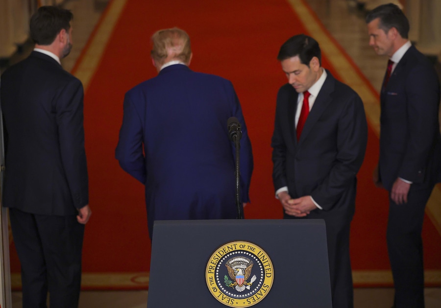 Il presidente Donald Trump si allontana dal podio dopo aver parlato dalla Sala Est della Casa Bianca a Washington. (16878)