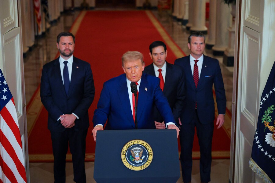 Il Presidente degli Stati Uniti Donald Trump si rivolge alla nazione, insieme al Vicepresidente J.D. Vance (sinistra), al Segretario di Stato americano Marco Rubio (secondo da destra) e al Segretario alla Difesa americano Pete Hegseth (destra), dalla Casa Bianca a Washington, DC, il 21 giugno 2025, in seguito all’annuncio del bombardamento di siti nucleari iraniani da parte degli Stati Uniti. Il Presidente Donald Trump ha dichiarato che il 21 giugno 2025 l’esercito americano ha condotto un “attacco di grande successo” contro tre siti nucleari iraniani, tra cui l’impianto sotterraneo di arricchimento dell’uranio di Fordo. (AFP)