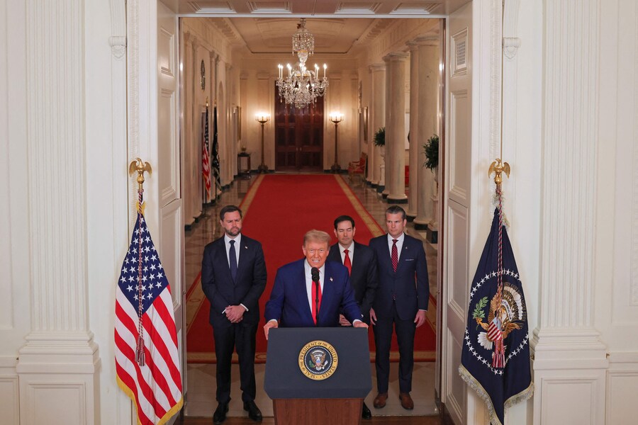 Il Presidente degli Stati Uniti Donald Trump si rivolge alla nazione, insieme al Vicepresidente J.D. Vance (sinistra), al Segretario di Stato americano Marco Rubio (secondo da destra) e al Segretario alla Difesa americano Pete Hegseth (destra), dalla Casa Bianca a Washington, DC, il 21 giugno 2025, in seguito all’annuncio del bombardamento di siti nucleari iraniani da parte degli Stati Uniti. Il Presidente Donald Trump ha dichiarato che il 21 giugno 2025 l’esercito americano ha condotto un “attacco di grande successo” contro tre siti nucleari iraniani, tra cui l’impianto sotterraneo di arricchimento dell’uranio di Fordo. (AFP)