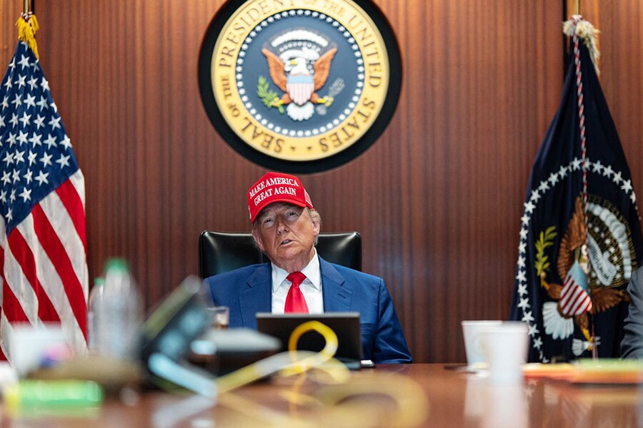 In una foto pubblicata dalla Casa Bianca tramite X, il presidente degli Stati Uniti Donald Trump (a destra) e il vicepresidente JD Vance (a sinistra) sono ritratti nella Situation Room della Casa Bianca il 21 giugno 2025 a Washington. (AFP)