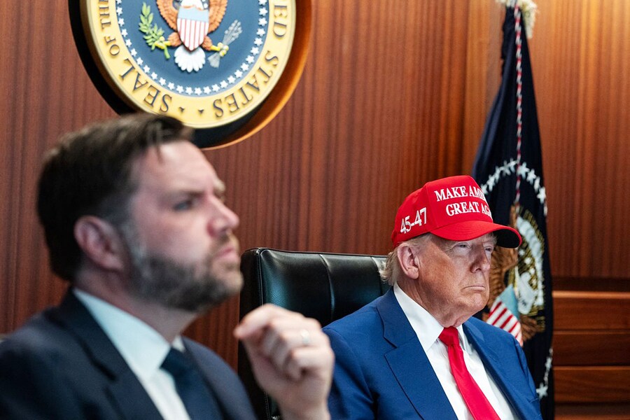 In una foto pubblicata dalla Casa Bianca tramite X, il presidente degli Stati Uniti Donald Trump (a destra) e il vicepresidente JD Vance (a sinistra) sono ritratti nella Situation Room della Casa Bianca il 21 giugno 2025 a Washington. (AFP)