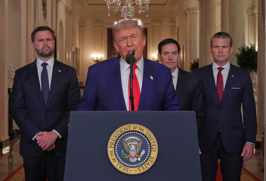 Il Presidente degli Stati Uniti Donald Trump si rivolge alla nazione, insieme al Vicepresidente J.D. Vance (sinistra), al Segretario di Stato americano Marco Rubio (secondo da destra) e al Segretario alla Difesa americano Pete Hegseth (destra), dalla Casa Bianca a Washington, DC, il 21 giugno 2025, in seguito all’annuncio del bombardamento di siti nucleari iraniani da parte degli Stati Uniti. Il Presidente Donald Trump ha dichiarato che il 21 giugno 2025 l’esercito americano ha condotto un “attacco di grande successo” contro tre siti nucleari iraniani, tra cui l’impianto sotterraneo di arricchimento dell’uranio di Fordo. (APN)