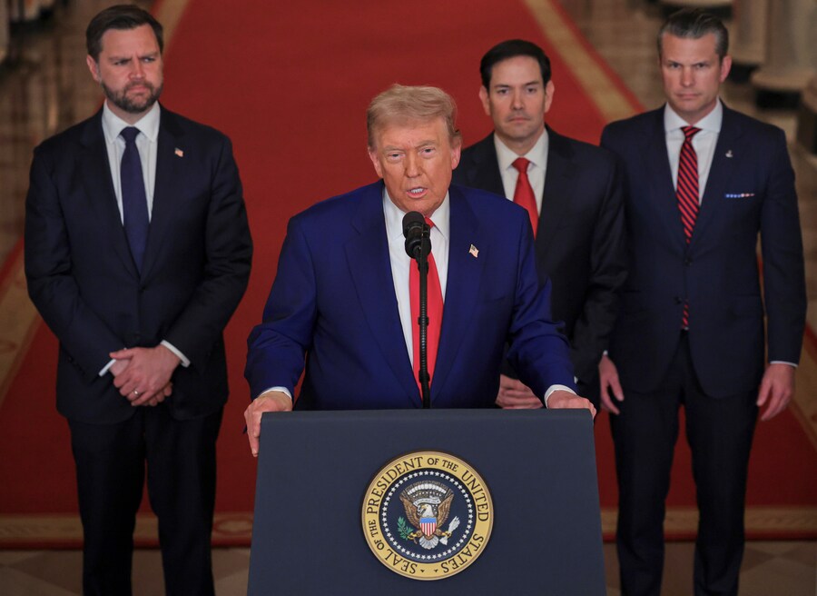 Il presidente Donald Trump si rivolge alla nazione a Washington dopo che l’esercito statunitense ha colpito tre siti nucleari e militari iraniani. Con lui il vicepresidente JD Vance, il segretario di Stato Marco Rubio e il segretario alla Difesa Pete Hegseth. (APN)