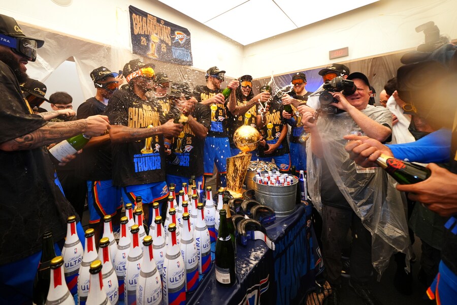 I giocatori degli Oklahoma City Thunder festeggiano negli spogliatoi dopo aver vinto il campionato di basket NBA. (APS)