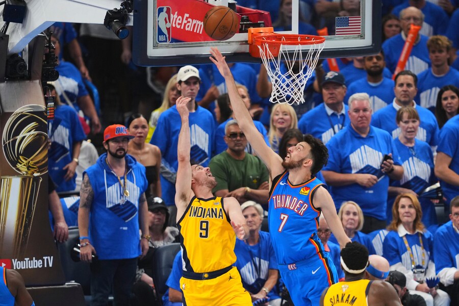 La guardia degli Indiana Pacers T.J. McConnell (9) tira contro l’attaccante degli Oklahoma City Thunder Chet Holmgren (7) durante il primo tempo di gara 7 delle finali NBA. (APS)