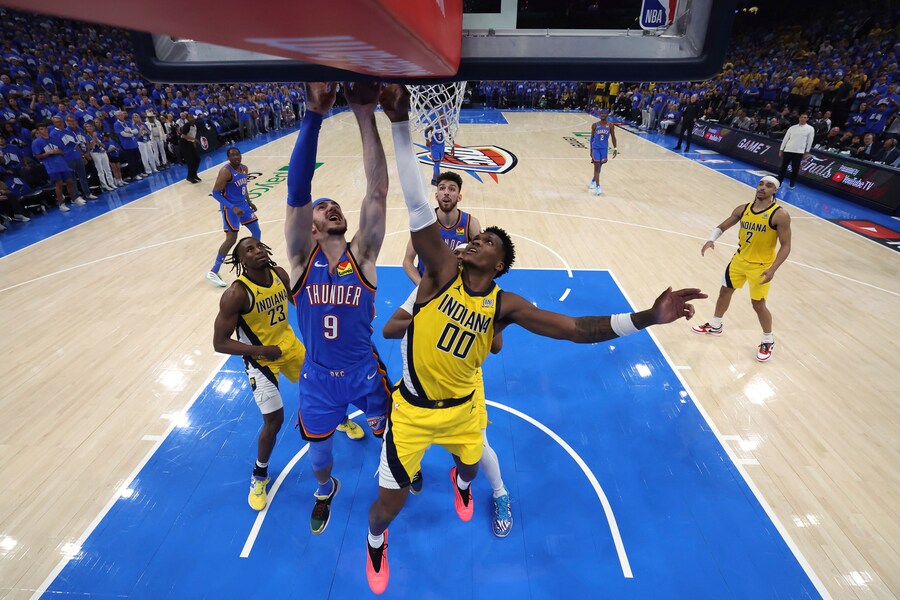 La guardia degli Oklahoma City Thunder Alex Caruso (9) e la guardia degli Indiana Pacers Bennedict Mathurin (00) si avvicinano alla palla durante gara 7 delle finali NBA.  (APS)