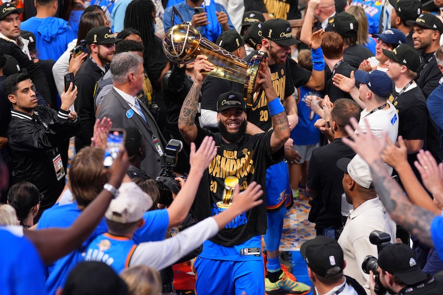 Kenrich Williams, attaccante degli Oklahoma City Thunder, tiene in mano il Larry O’Brien Championship Trophy mentre festeggia con la sua squadra dopo la vittoria del campionato di basket NBA. (APS)