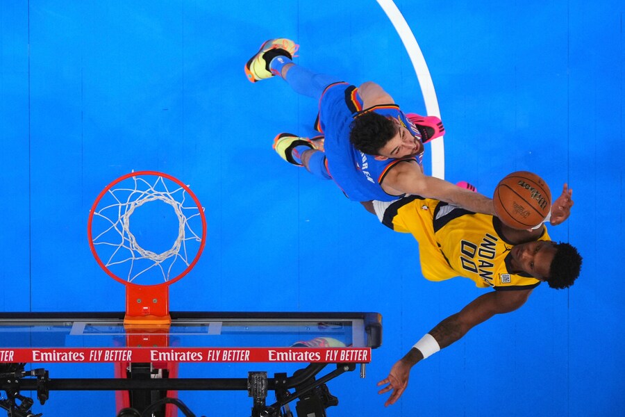 La guardia degli Indiana Pacers Bennedict Mathurin (00) tira contro l’attaccante degli Oklahoma City Thunder Chet Holmgren durante il primo tempo di gara 7 delle finali NBA di basket. (APS)