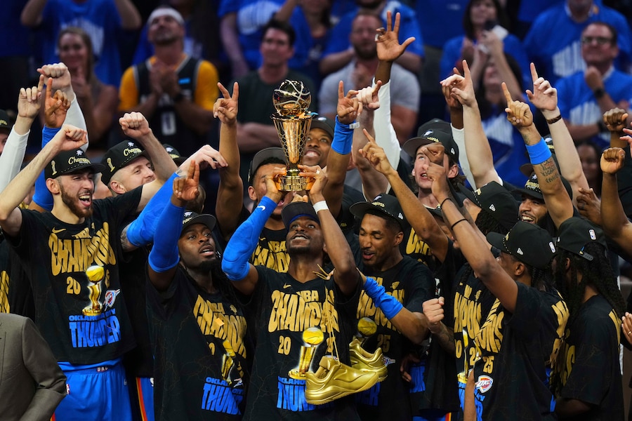 La guardia degli Oklahoma City Thunder Shai Gilgeous-Alexander, al centro, tiene in mano il trofeo di MVP mentre festeggia con la sua squadra dopo aver vinto il campionato di basket NBA. (APS)