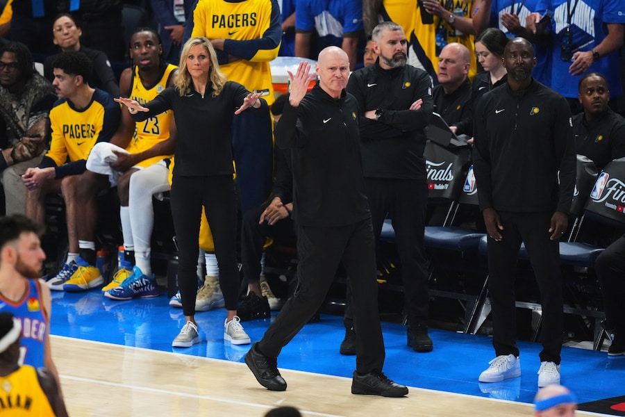 L’allenatore degli Indiana Pacers Rick Carlisle reagisce da bordo campo durante il primo tempo di gara 7 delle finali NBA di basket contro gli Oklahoma City Thunder. (APS)