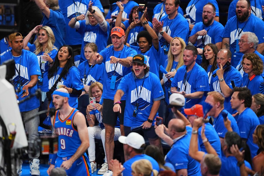 I tifosi degli Oklahoma City Thunder esultano durante il secondo tempo di gara 7 delle finali NBA di basket contro gli Indiana Pacers. (APS)