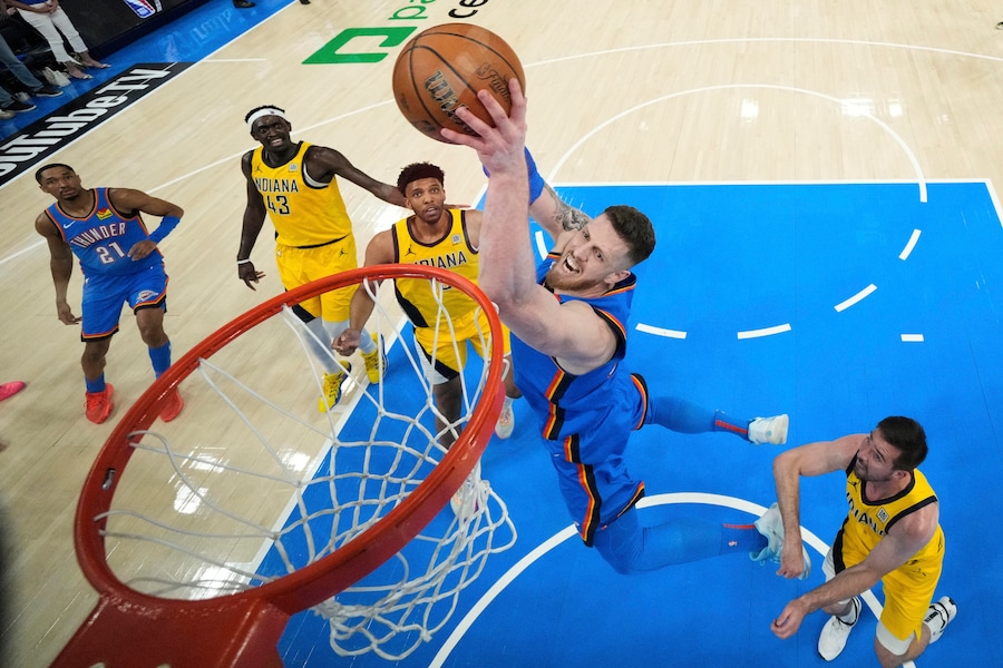 Il centro degli Oklahoma City Thunder Isaiah Hartenstein va a canestro contro gli Indiana Pacers durante il primo tempo di gara 7 delle finali NBA (APS)