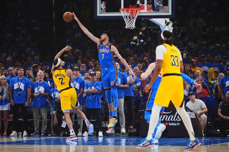 L’attaccante degli Oklahoma City Thunder Chet Holmgren (7) blocca un tiro della guardia degli Indiana Pacers Andrew Nembhard (2) durante il primo tempo di gara 7 delle finali NBA. (APS)