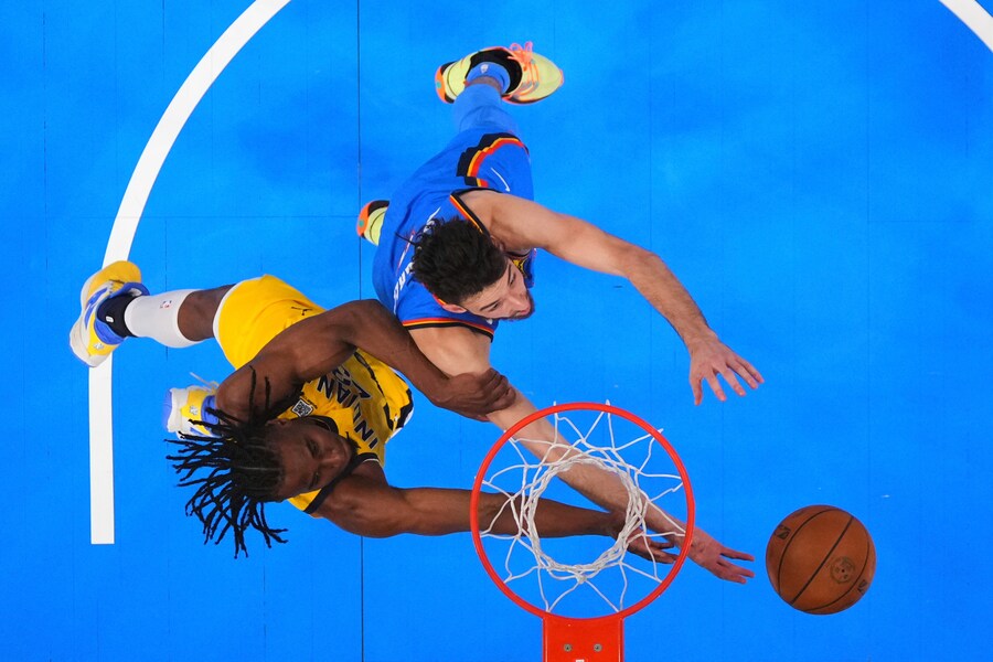 L’attaccante degli Indiana Pacers Aaron Nesmith (23) e l’attaccante degli Oklahoma City Thunder Chet Holmgren (7) si contendono la palla durante il primo tempo di gara 7 delle finali NBA. (APS)