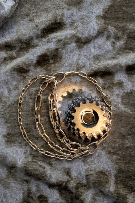 Collana a tre fili degradanti in oro rosa, collezione Iconica, POMELLATO (64.300 €). Pacco pignoni vintage per catena da bicicletta.