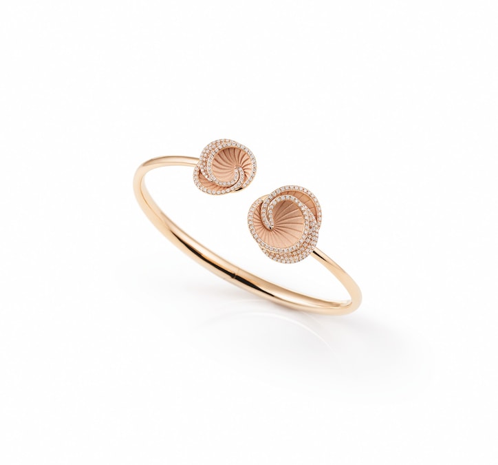 Annamaria Camilli. Bracciale semirigido Cherry Bloom, con doppia finitura dell’oro rosa che crea effetti di chiaro scuro tridimensionale e profilo in diamanti
