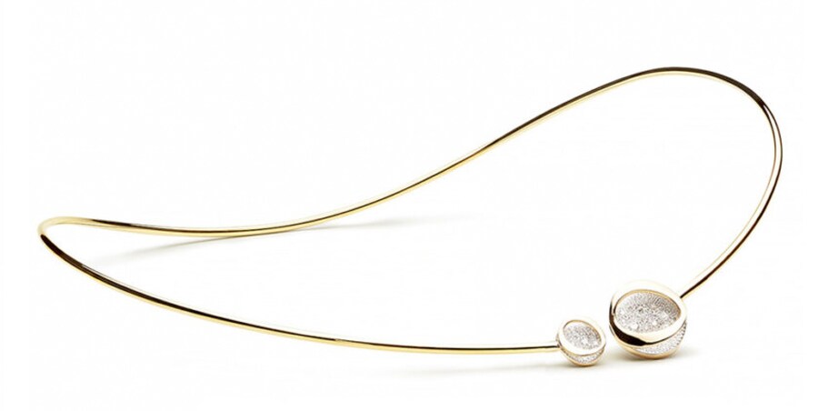 Antonini Milano. Collier in filo d’oro flessibile, collezione Atolli, in oro giallo con decoro in pavé di diamanti nelle boule terminali
